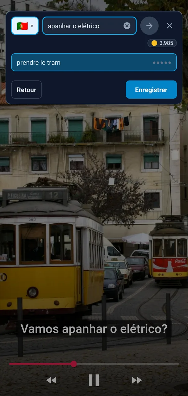 Le bouton flottant par-dessus une vidéo : l’expression apanhar o elétrico tirée des sous-titres, avec les traductions prendre le tram et attraper le tram