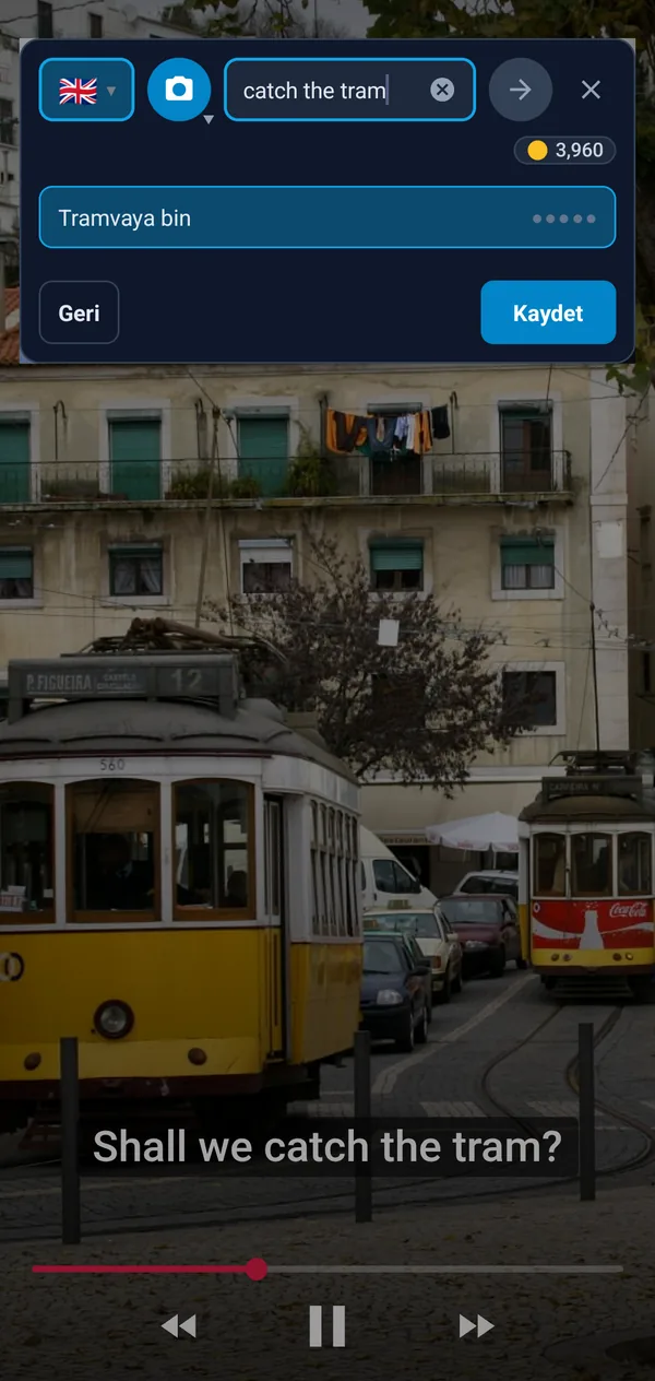 Bir videonun üzerindeki kayan düğme: altyazıdaki apanhar o elétrico ifadesi ve take the tram, catch the tram çevirileri