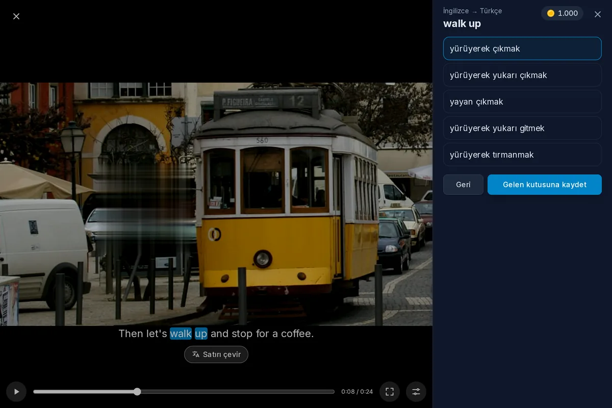 Duraklatılmış bir video ve altyazı satırı: iki kelimesi ifade olarak seçilmiş, çevirileri altta açık